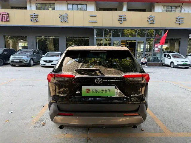 Toyota RAV4 — Фото автомобиля 6