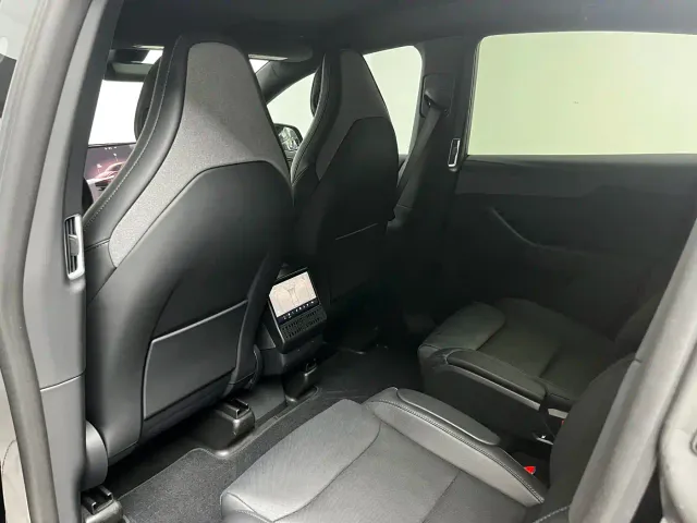 Tesla Model Y L — Фото автомобиля 16