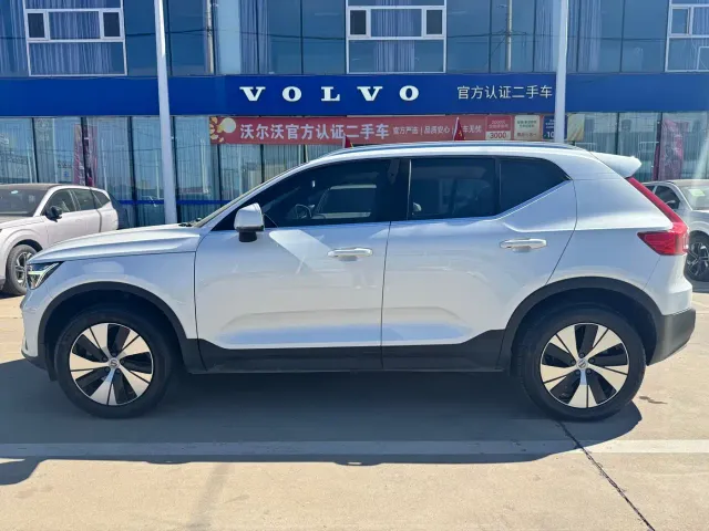 Volvo XC40 — Фото автомобиля 9
