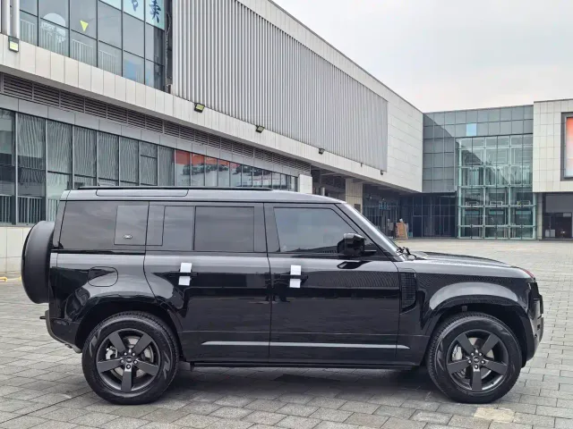 Land Rover Defender — Фото автомобиля 17