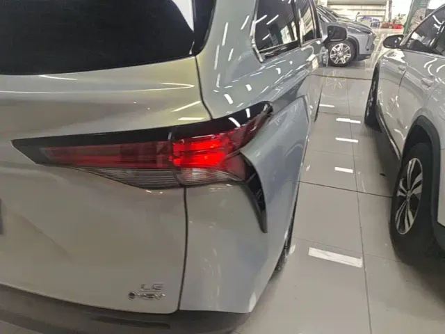 Toyota Sienna — Фото автомобиля 7