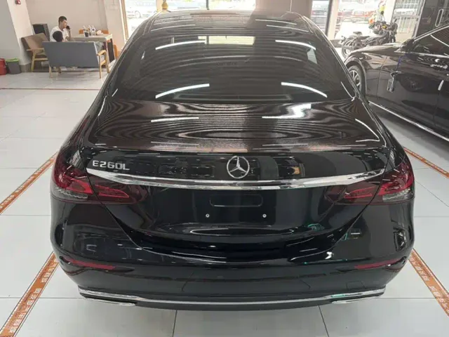 Mercedes-Benz E-Class — Фото автомобиля 5