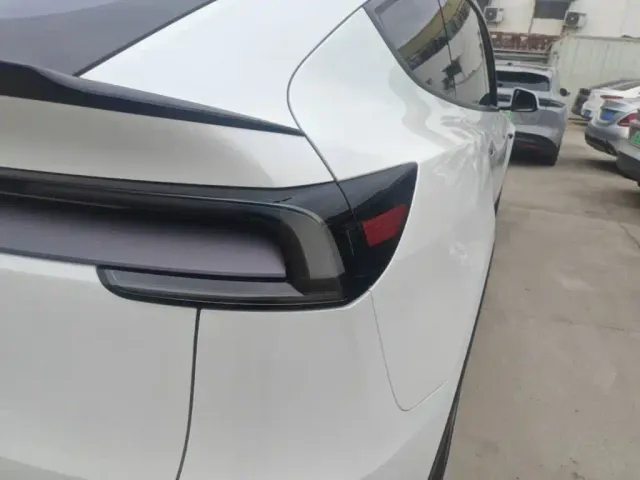 Tesla Model Y L — Фото автомобиля 7