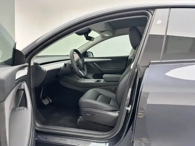 Tesla Model Y — Фото автомобиля 16