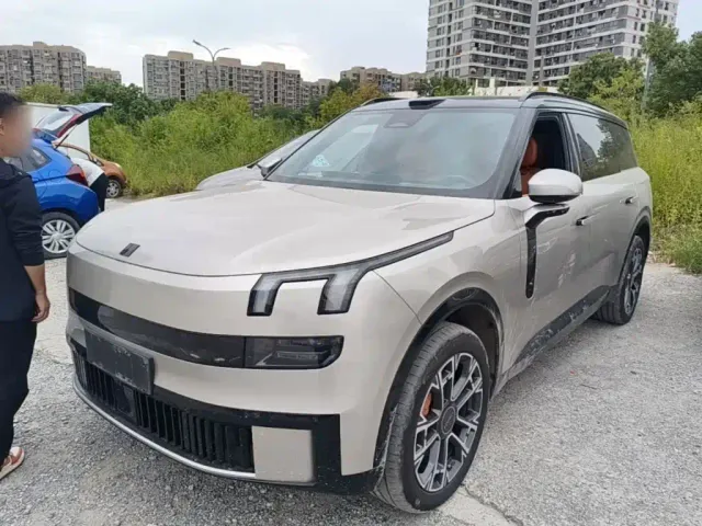 Фотография автомобиля — Lynk & Co 900