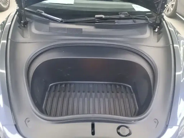 Tesla Model 3 — Фото автомобиля 19
