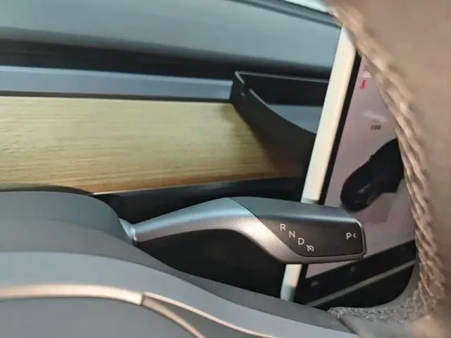 Tesla Model Y — Фото автомобиля 13