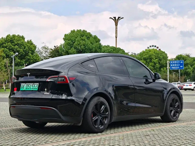 Tesla Model Y — Фото автомобиля 5