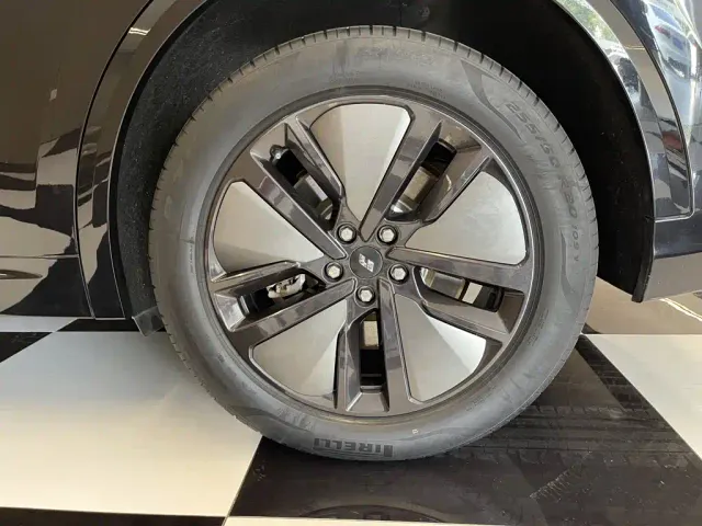 Li Auto L8 — Фото автомобиля 11