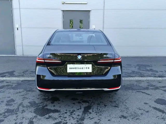 BMW 5 Series — Фото автомобиля 3