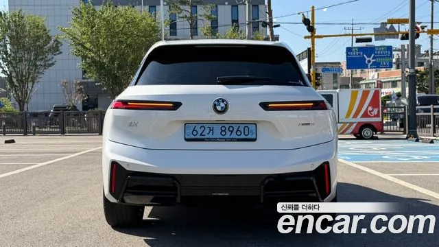 BMW iX — Фото автомобиля 4