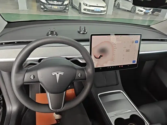 Tesla Model Y — Фото автомобиля 9