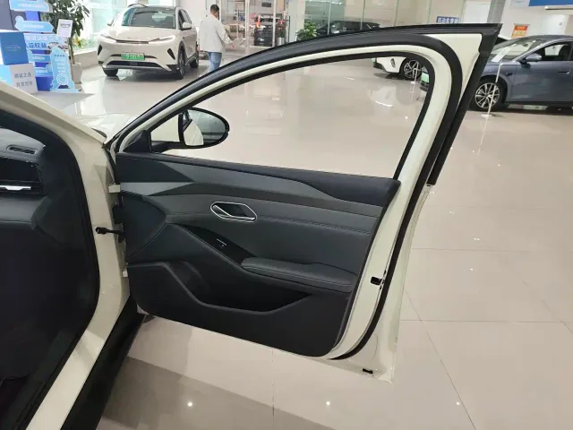 BYD Qin L — Фото автомобиля 15