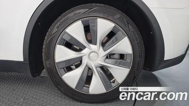 Tesla Model Y — Фото автомобиля 6