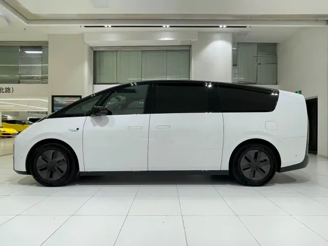 Li Auto MEGA — Фото автомобиля 3