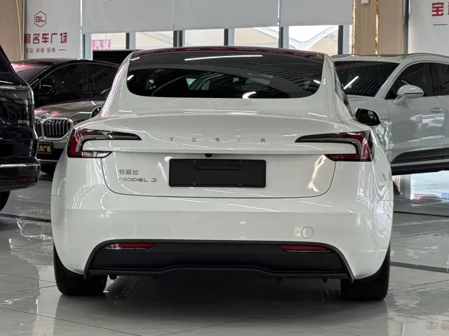 Tesla Model 3 — Фото автомобиля 15