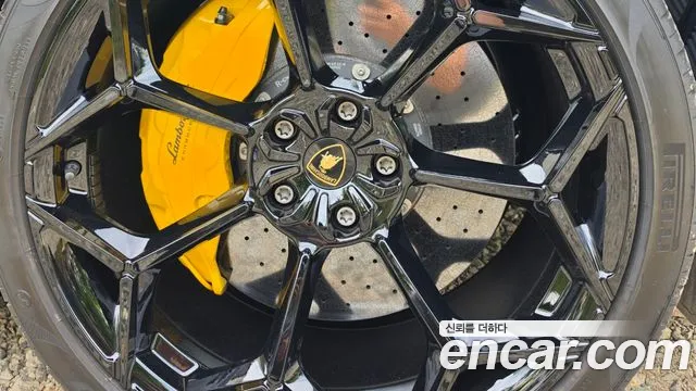 Lamborghini Urus — Фото автомобиля 5