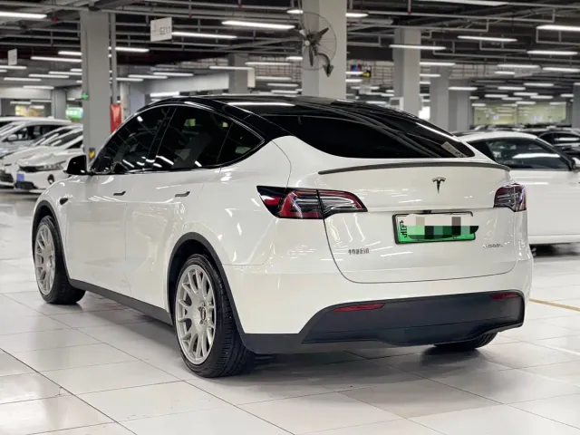 Tesla Model Y — Фото автомобиля 5