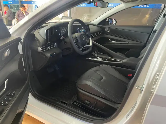 Hyundai Elantra — Фото автомобиля 4
