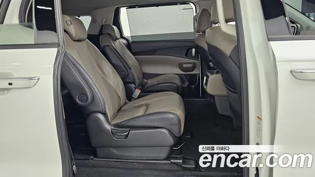 Kia Carnival Generation 4 — Фото автомобиля 11