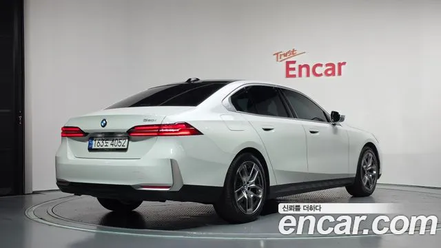 BMW 5 Series G60 — Фото автомобиля 2