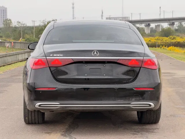 Mercedes-Benz E-Class — Фото автомобиля 8