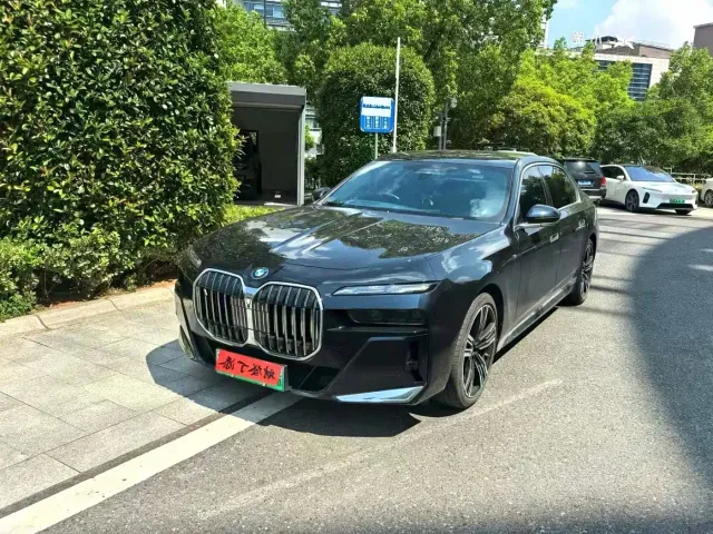 Фотография автомобиля — BMW i7