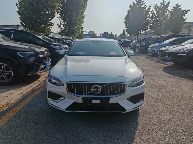 Volvo S60 — Фото автомобиля 2