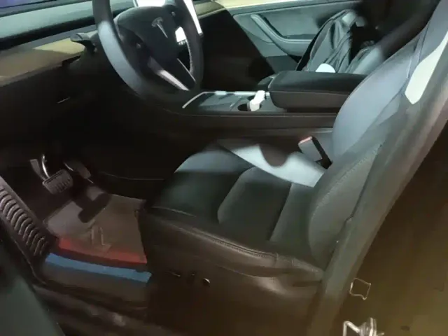 Tesla Model Y — Фото автомобиля 14