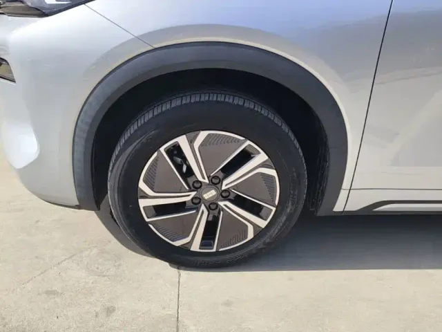 Geely Galaxy Starship 7 EM-i — Фото автомобиля 22