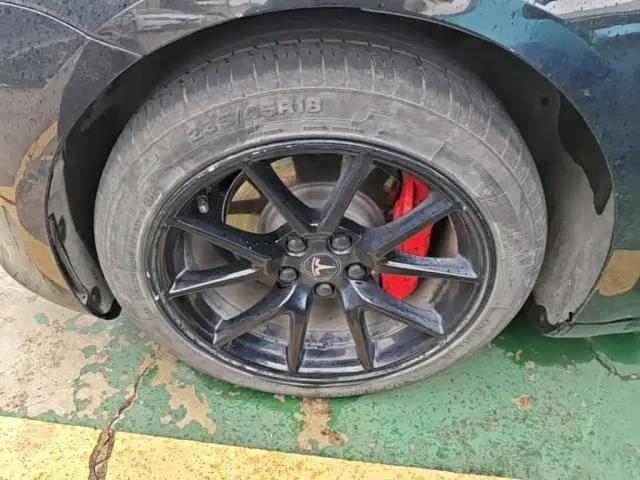 Tesla Model 3 — Фото автомобиля 24