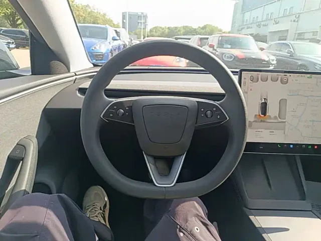 Tesla Model 3 — Фото автомобиля 10