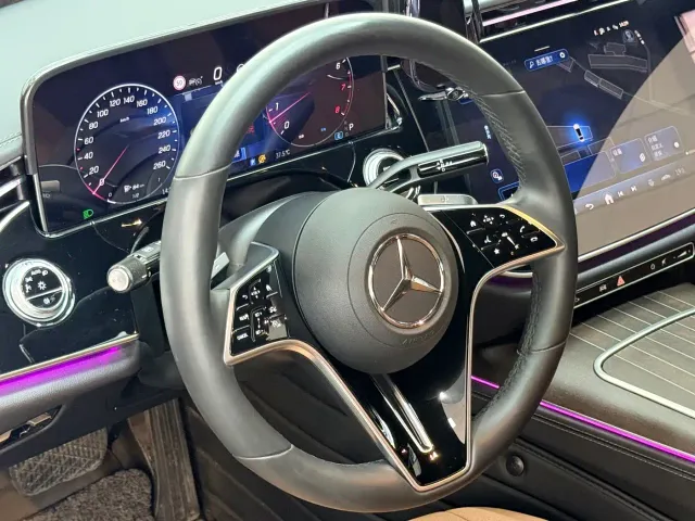 Mercedes-Benz E-Class — Фото автомобиля 4
