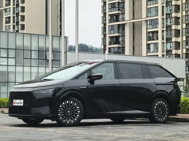 Фотография автомобиля — Xpeng X9