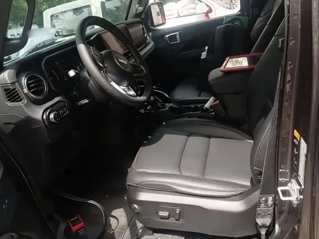 Jeep Wrangler — Фото автомобиля 14
