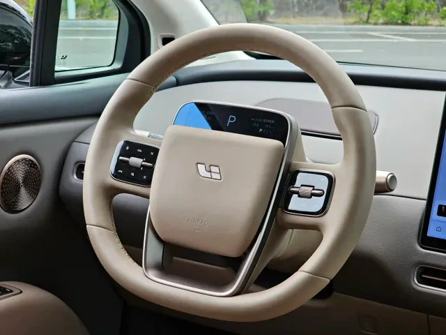 Li Auto i8 — Фото автомобиля 9