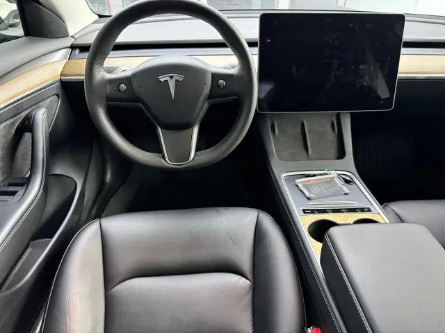 Tesla Model 3 — Фото автомобиля 9