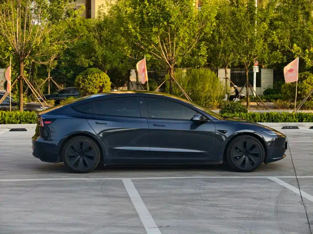 Tesla Model 3 — Фото автомобиля 4