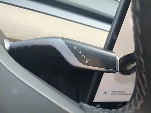 Tesla Model 3 — Фото автомобиля 13