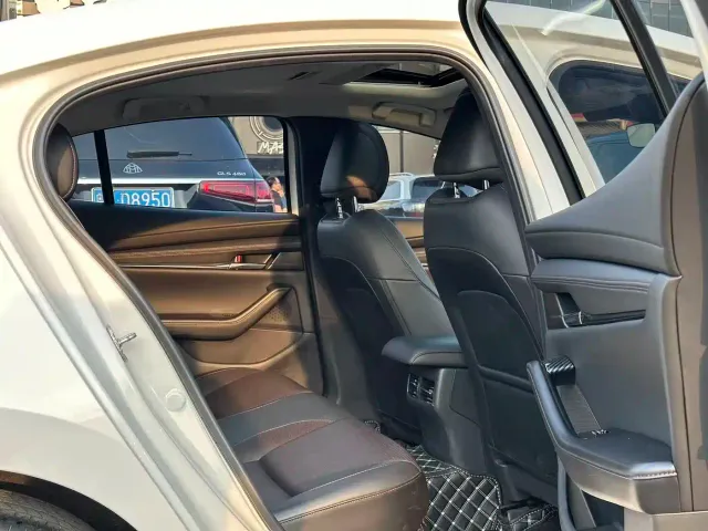 Mazda Axela — Фото автомобиля 12