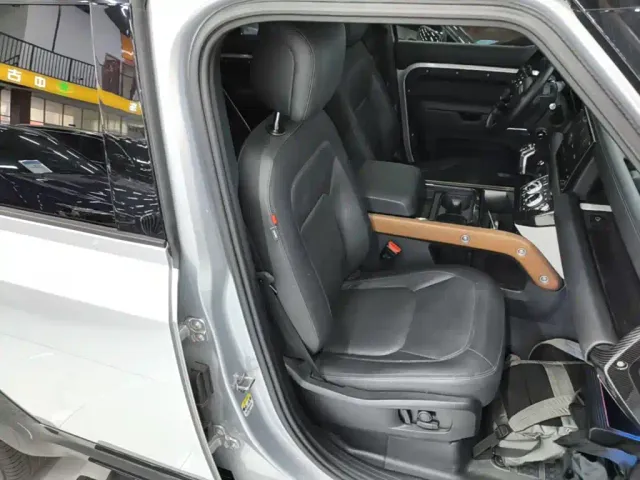 Land Rover Defender — Фото автомобиля 24