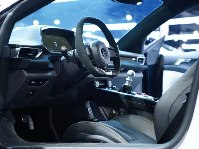Lotus Emira — Фото автомобиля 16