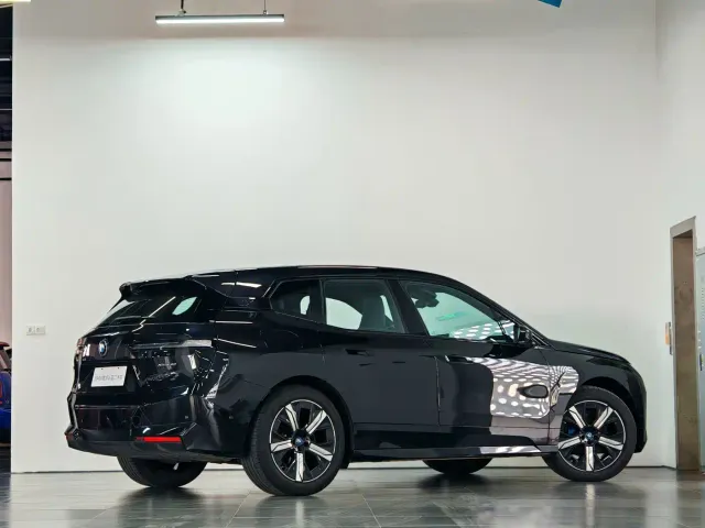 BMW iX — Фото автомобиля 4