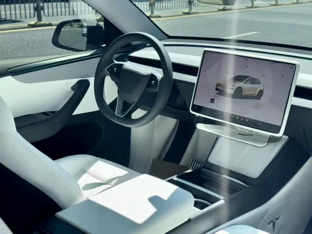Tesla Model Y — Фото автомобиля 2
