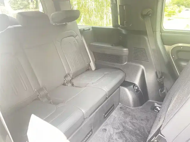 Land Rover Defender — Фото автомобиля 16