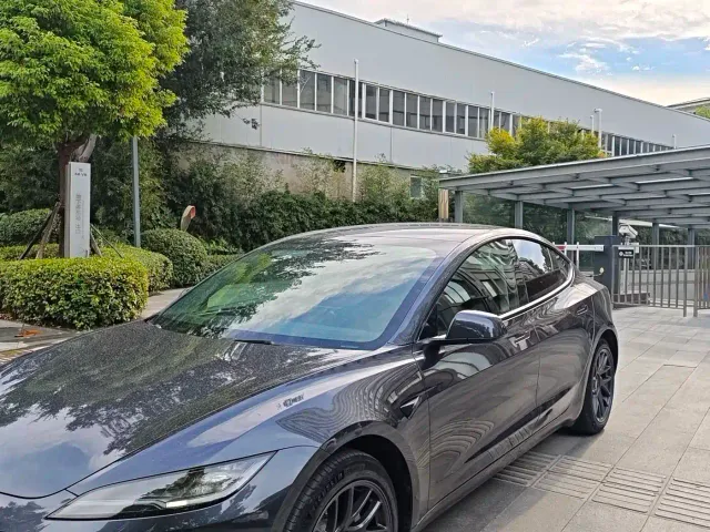 Tesla Model 3 — Фото автомобиля 2