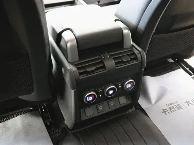 Land Rover Defender — Фото автомобиля 21