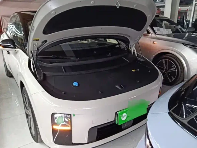 Li Auto i8 — Фото автомобиля 19