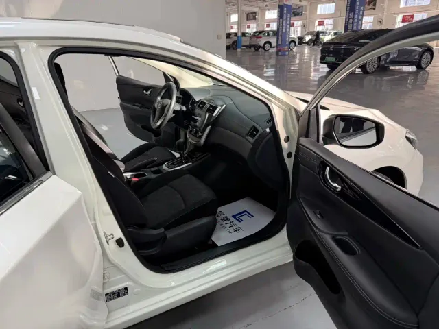 Nissan Tiida — Фото автомобиля 10