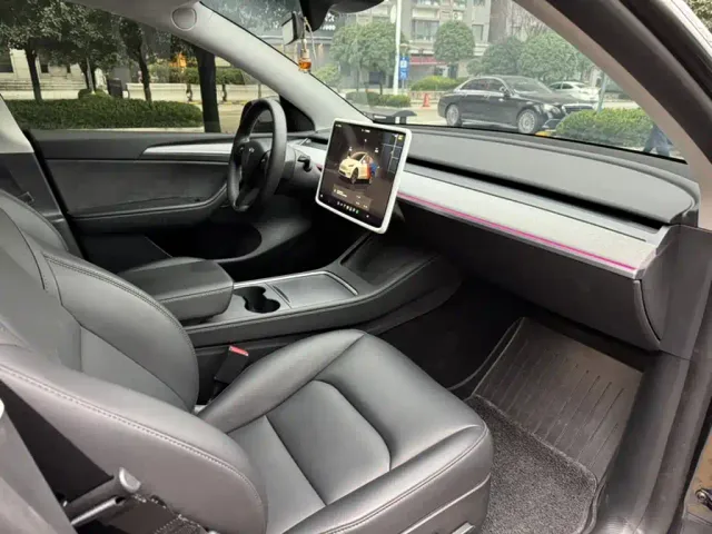 Tesla Model Y — Фото автомобиля 13
